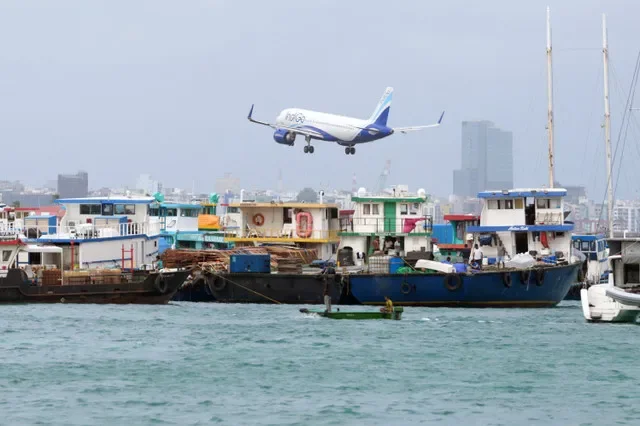 2026年5月21日,馬爾代夫胡魯馬累,一架IndiGo客機準備降落維拉納國際機場。REUTERS/蒂利納·卡魯托塔格