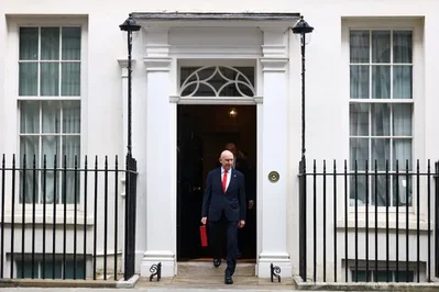 英國財政大臣公佈首份預算案