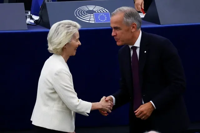 นายกรัฐมนตรีแคนาดา มาร์ก คาร์นีย์ จับมือกับประธานคณะกรรมาธิการยุโรป อัวร์ซูลา ฟอน แดร์ ไลเอิน ขณะเข้าร่วมฟังการแถลงนโยบายประจำปีต่อสหภาพยุโรป ณ รัฐสภายุโรป ที่เมืองสทราซบูร์ ประเทศฝรั่งเศส วันที่ 16 กันยายน 2026 รอยเตอร์/อีฟว์ แอร์มอง
