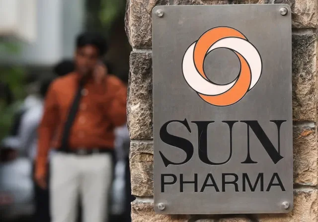 ชายคนหนึ่งกำลังคุยโทรศัพท์ข้างโลโก้ของ Sun Pharmaceutical Industries Ltd. ในเมืองมุมไบ ประเทศอินเดีย เมื่อวันที่ 31 ตุลาคม 2025 REUTERS/ฟรานซิส มาสคาเรนฮาส