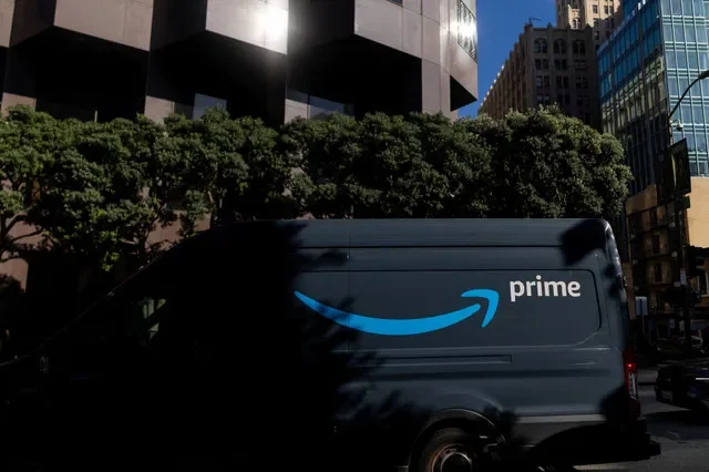 2026年1月26日,一輛Amazon配送車行駛於美國加利福尼亞州舊金山市中心街道。REUTERS/卡洛斯·巴利亞