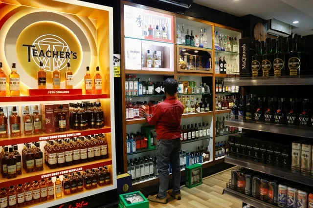 資料照片:2026年1月20日,印度班加羅爾,一名店員在一家酒類專賣店內整理酒瓶。路透社/普里揚舒·辛格/資料照片
