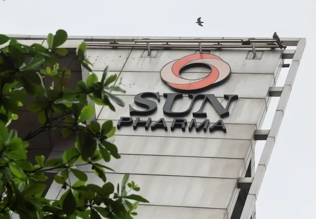 2025年10月31日,印度孟買,一隻鳥飛過Sun Pharmaceutical Industries Ltd.企業總部外的標誌。路透社/弗朗西斯·馬斯卡雷尼亞斯