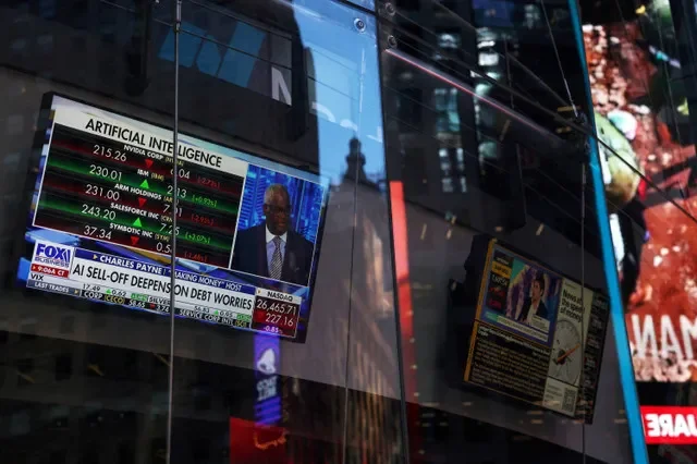 ภาพแฟ้ม: หน้าจอด้านนอกอาคาร Nasdaq Market site แสดงข้อมูลการซื้อขายในนครนิวยอร์ก สหรัฐอเมริกา เมื่อวันที่ 15 ตุลาคม 2026 REUTERS/แชนนอน สเตเปิลตัน/ภาพแฟ้ม