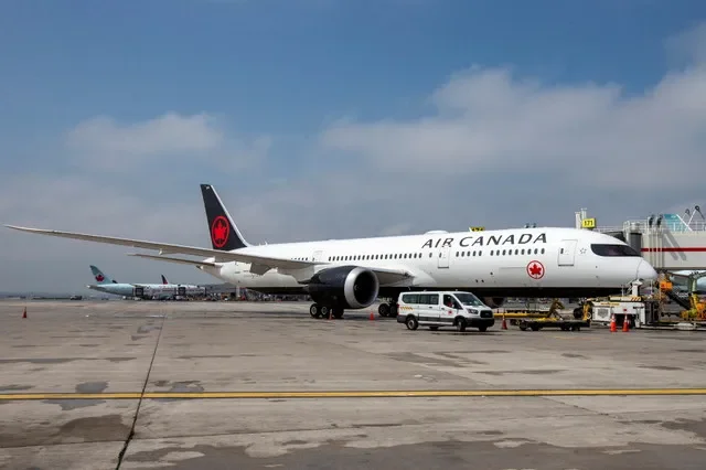 2021年4月28日,一架Air Canada客機停在加拿大安大略省密西沙加的多倫多皮爾遜機場。路透社/卡洛斯·奧索里奧