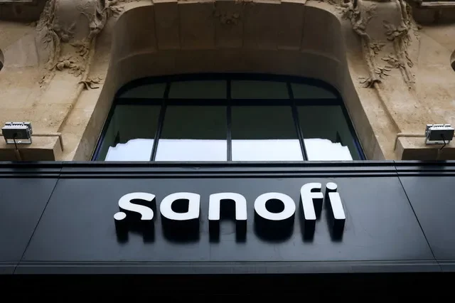 FILE PHOTO: The logo of French drugmaker Sanofi is seen in Paris, France, January 9, 2026. REUTERS/Gonzalo Fuentes/File Photo
