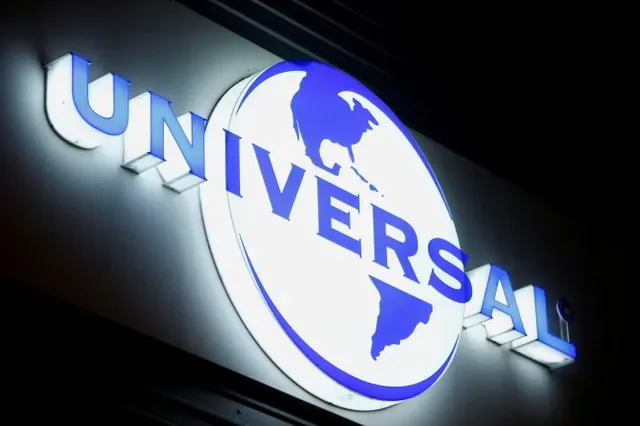 資料照片:2021年7月20日,瑞士蘇黎世一棟建築上的 Universal Music Group (UMG) 標誌。路透社/阿恩德·維格曼/資料照片
