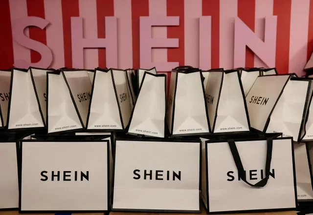 資料圖片:2024年12月14日,英國利物浦,時尚品牌Shein全英巡展聖誕大巴上的禮品袋堆放著該公司標誌。路透社/Phil Noble/資料圖