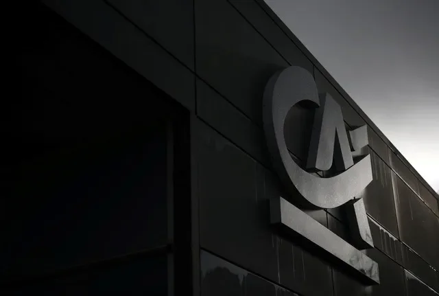 2026年2月3日,靠近南特的勒泽一家银行网点外的Credit Agricole标志。REUTERS/斯蒂芬·马赫