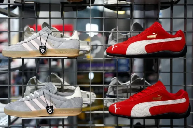 2025年1月24日,法國巴黎一家門市展示的Puma Speedcat OG和Adidas Gazelle運動鞋。路透社/班諾·泰西耶