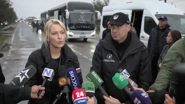 在影片截圖畫面中,俄羅斯人權專員亞娜·蘭特拉托娃與烏克蘭人權監察員德米特羅·盧比涅茨在援助車隊前方的道路上向記者發表講話,據悉該車隊正準備駛往奧列什基鎮,地點位於烏克蘭境內由俄羅斯控制的赫爾松地區,攝於2026年10月30日。人權專員亞娜·蘭特拉托娃/