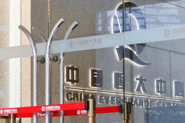 資料照片:2021年12月7日,在中國香港中國恆大中心所見的中國恆大標誌。路透社/Tyrone Siu/資料照片