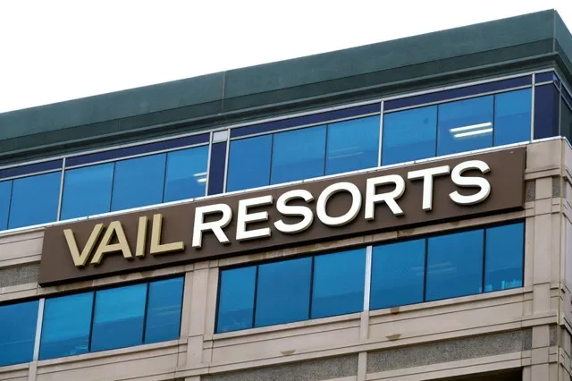 資料照片:2016年12月9日,美國科羅拉多州布魯姆菲爾德,Vail Resorts辦公大樓外的標示。REUTERS/里克·威爾金/資料照片
