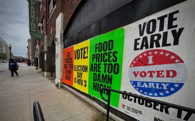 Cartazes são vistos na parede de um edifício antes das eleições de meio de mandato de 3 de novembro nos Estados Unidos, no centro de Dallas, Texas, Estados Unidos, em 29 de outubro de 2026. REUTERS/Mike Segar